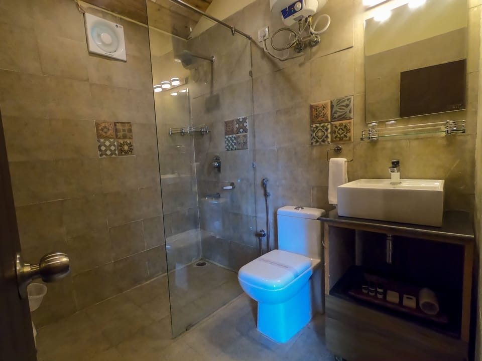 Super Deluxe Cottage | Bathroom | Shower, slippers, towels