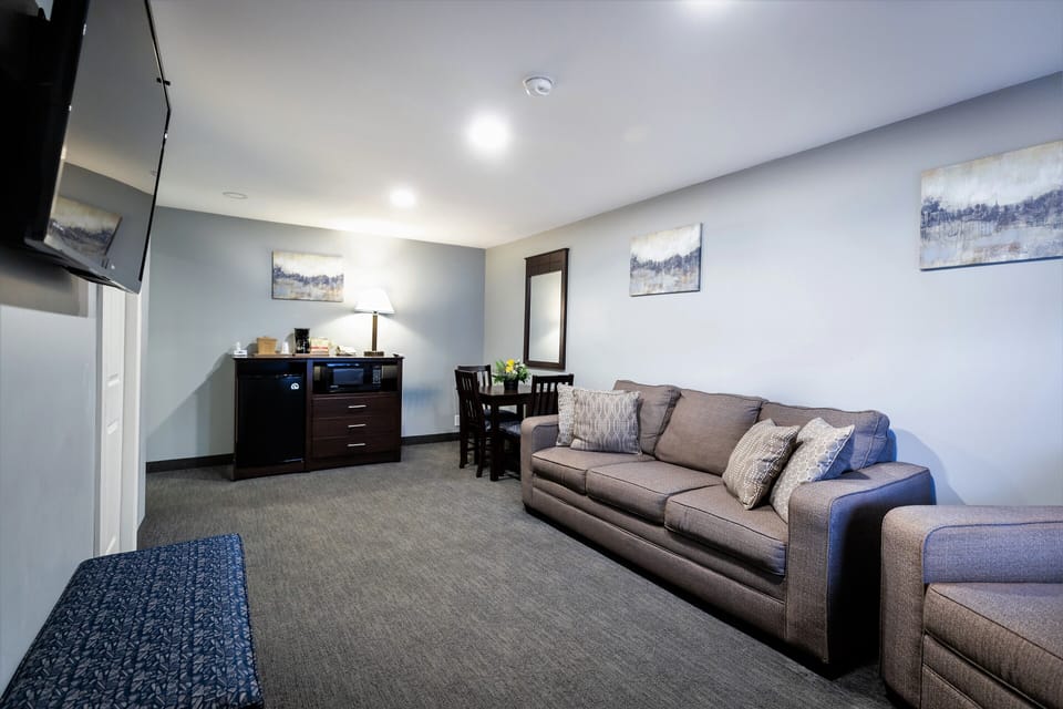 Executive Suite, Multiple Beds (EXECUTIVE SUITE ROOM) | Living room | 32-inch LED TV with satellite channels, TV, tablet