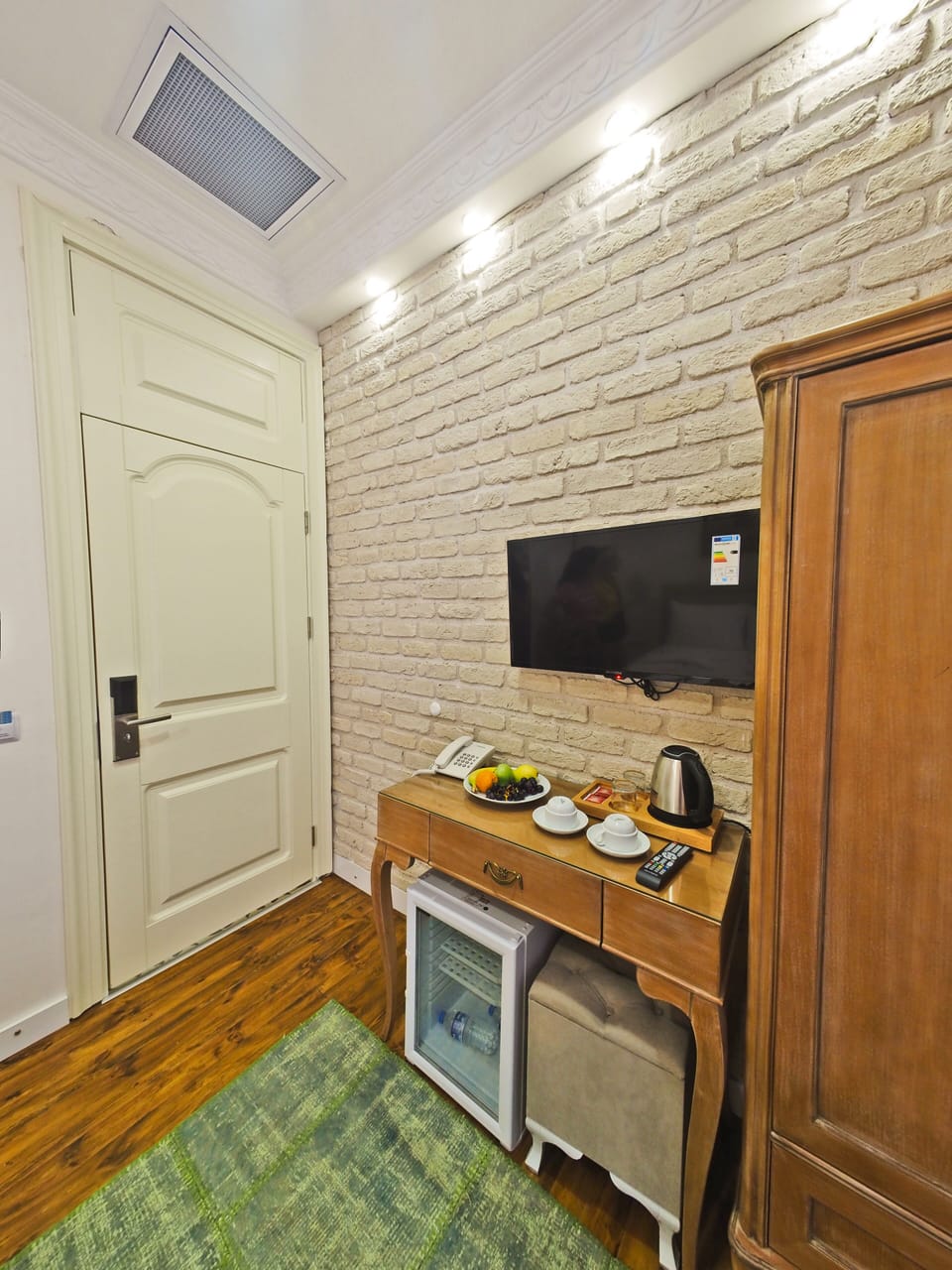 Economy Double Room | Minibar, in-room safe, soundproofing, WiFi (free)