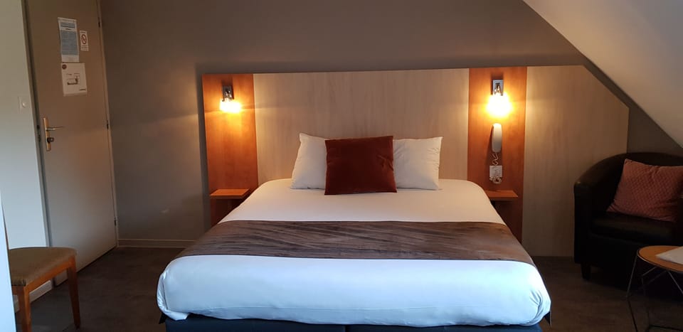 Privilege Room | Desk, blackout drapes, soundproofing, iron/ironing board