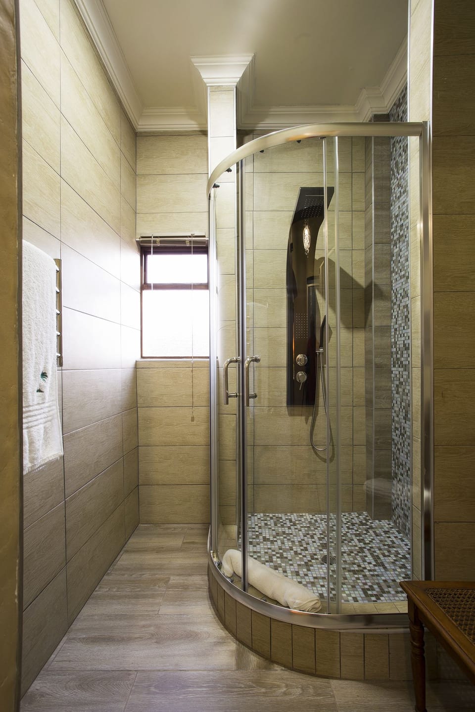 Deluxe Studio, Terrace | Bathroom | Shower, free toiletries, hair dryer, towels