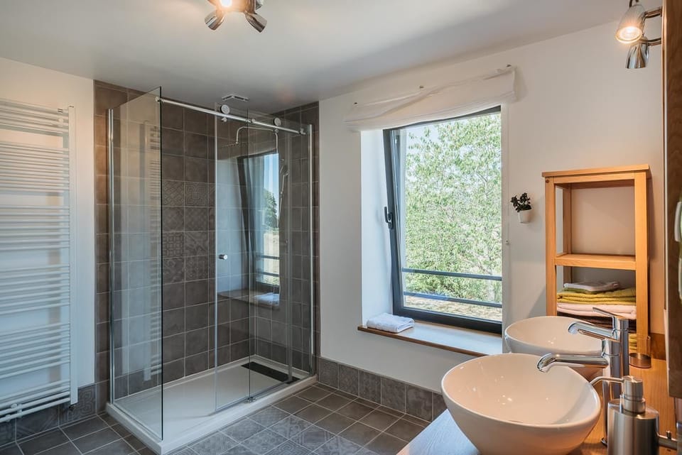 Classic Room (Sauge) | Bathroom | Shower, rainfall showerhead, hair dryer, towels