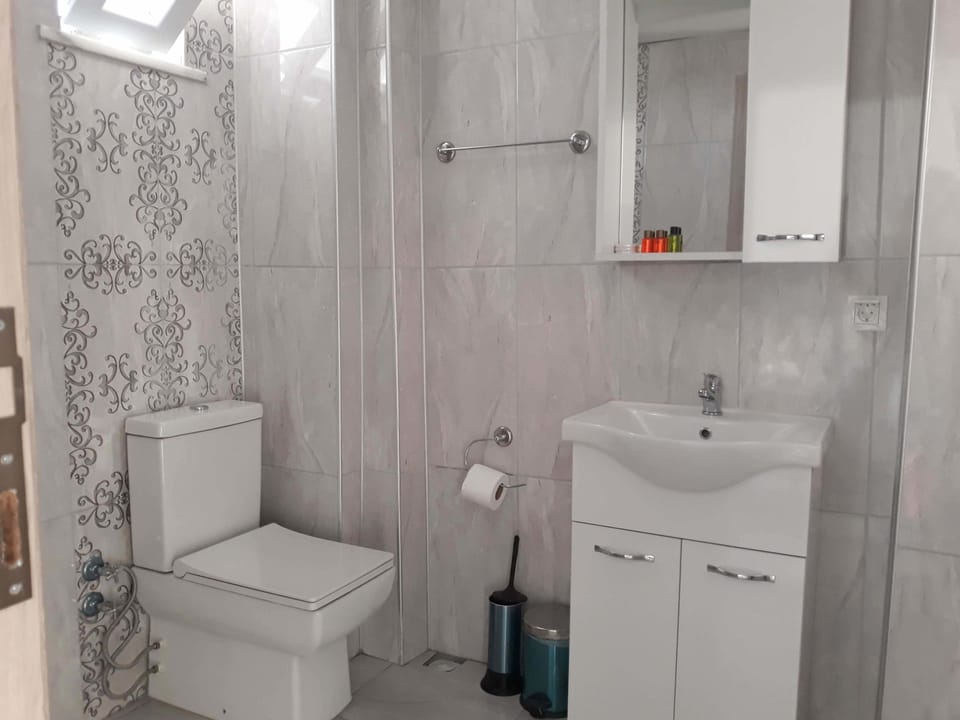 Luxury Triple Room, Lanai, Sea View | Bathroom shower