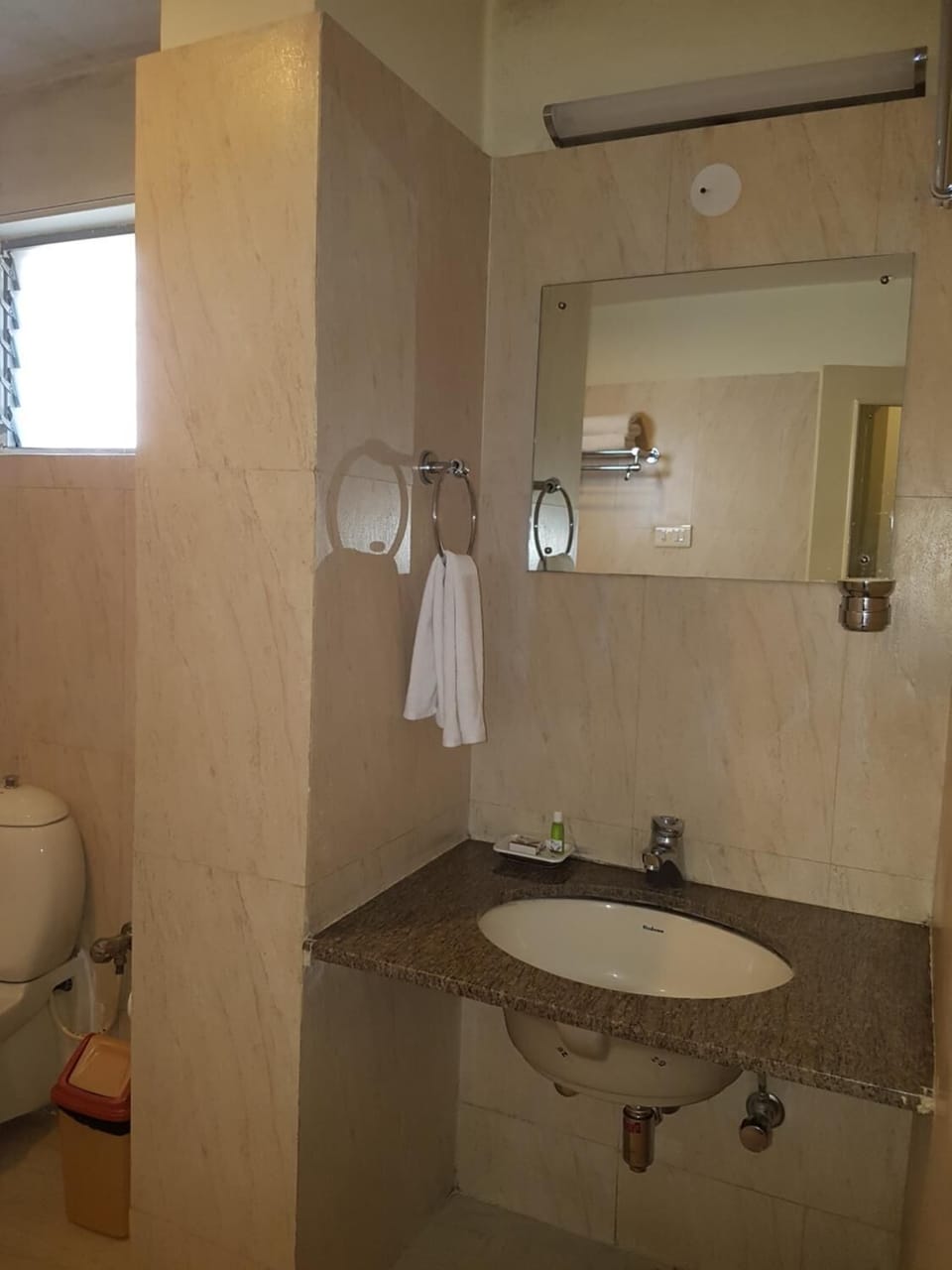 Shower, free toiletries, towels