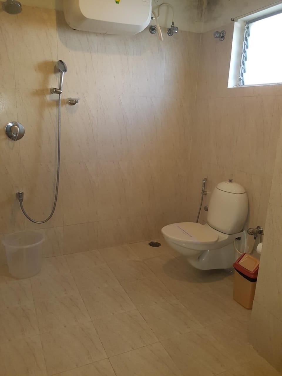 Shower, free toiletries, towels