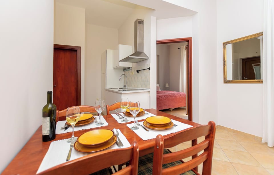 Apartment (A6) | Dining