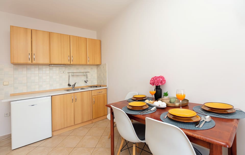Apartment (A2) | Private kitchen | Fridge, stovetop, electric kettle, cookware/dishes/utensils