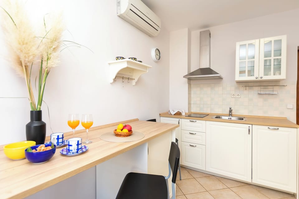 Apartment (A1) | Private kitchen | Fridge, stovetop, electric kettle, cookware/dishes/utensils