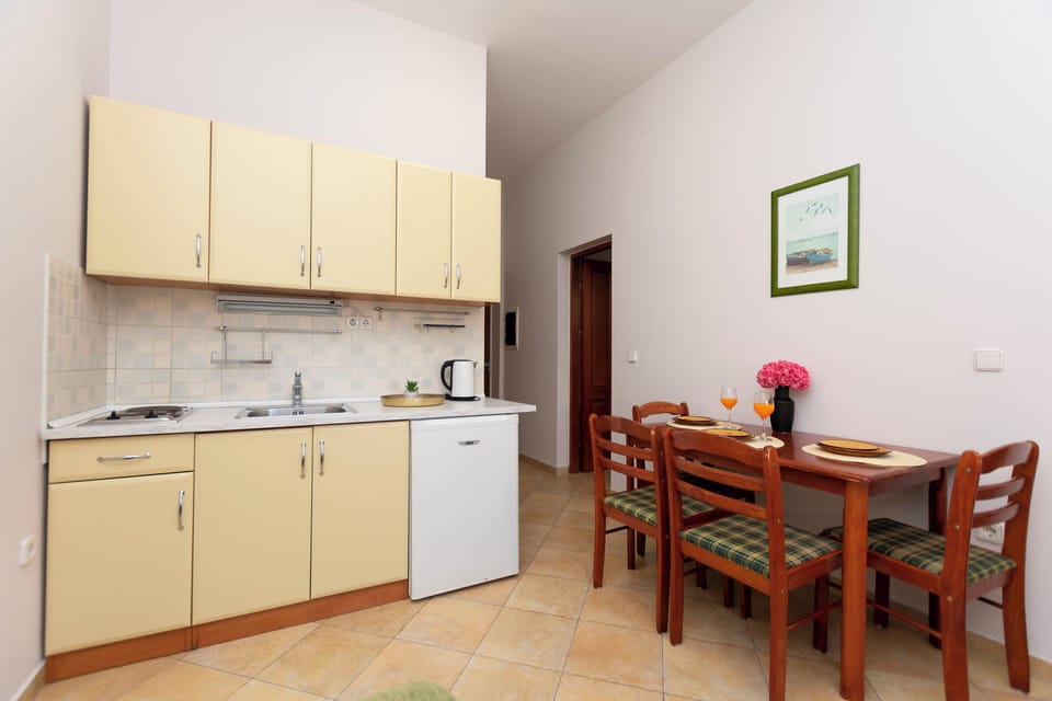 Apartment (A5) | Private kitchen | Fridge, stovetop, electric kettle, cookware/dishes/utensils