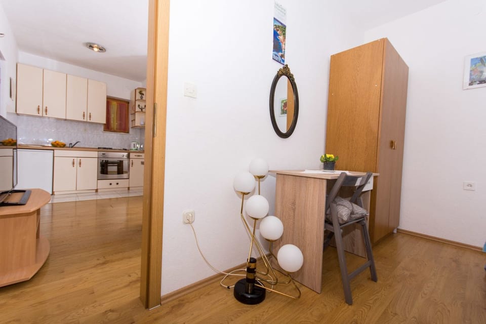 Private kitchen | Fridge, oven, stovetop, electric kettle