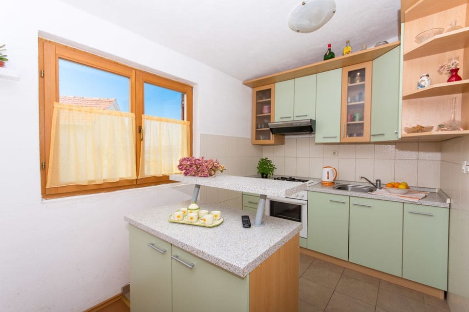 Private kitchen | Fridge, oven, stovetop, electric kettle