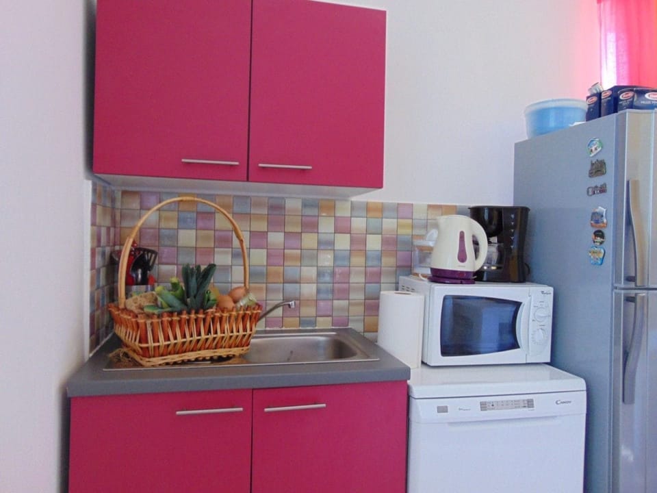 Private kitchen | Fridge, microwave, oven, stovetop