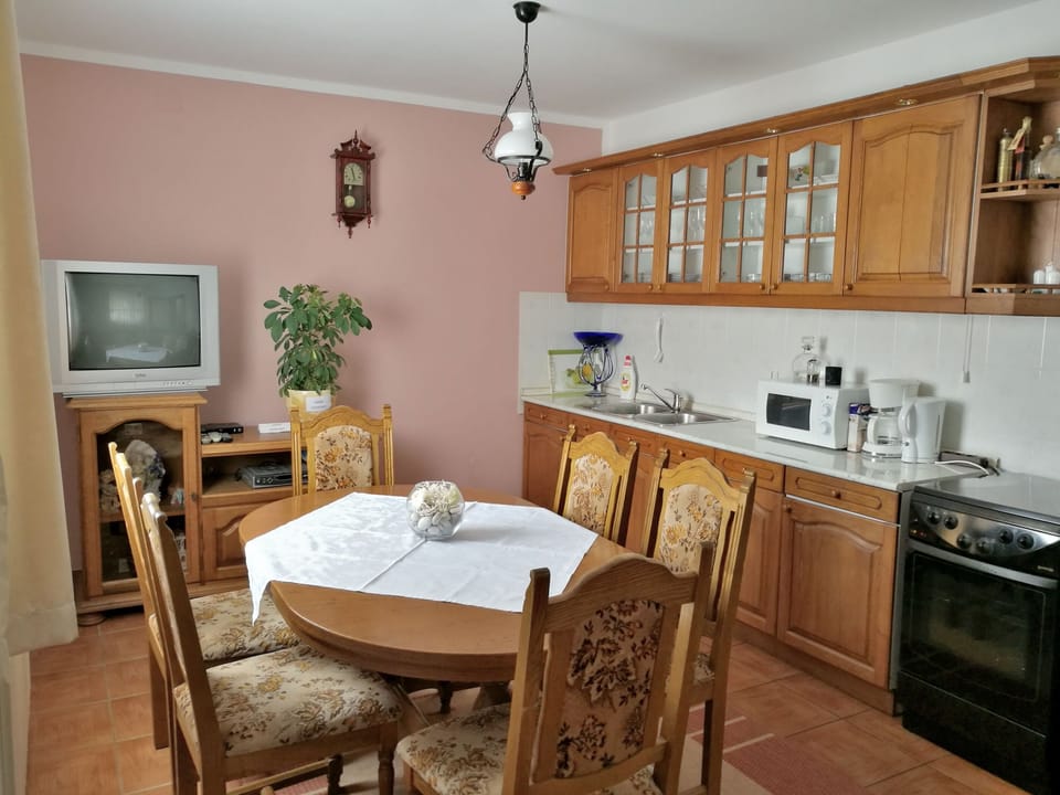 Private kitchen | Fridge, microwave, oven, stovetop