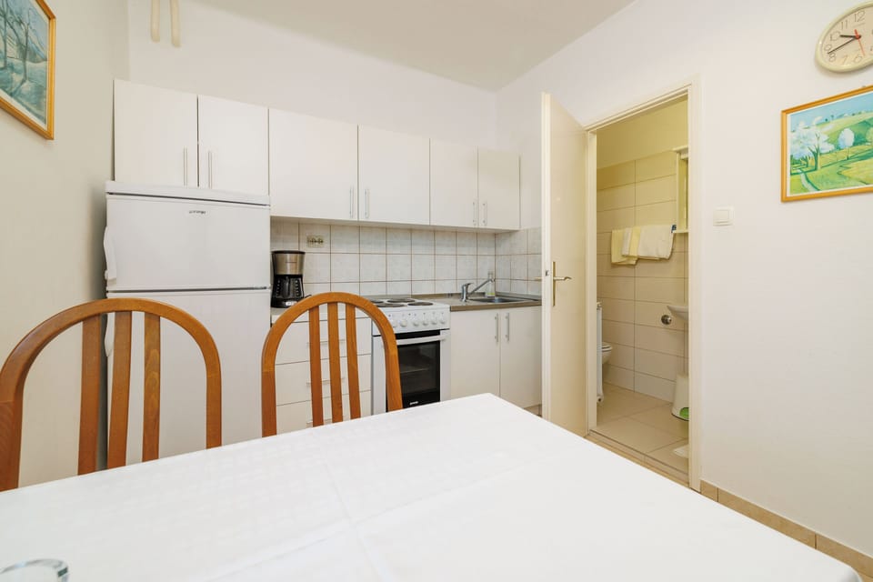 Apartment (A1) | Private kitchen | Fridge, oven, stovetop, cookware/dishes/utensils