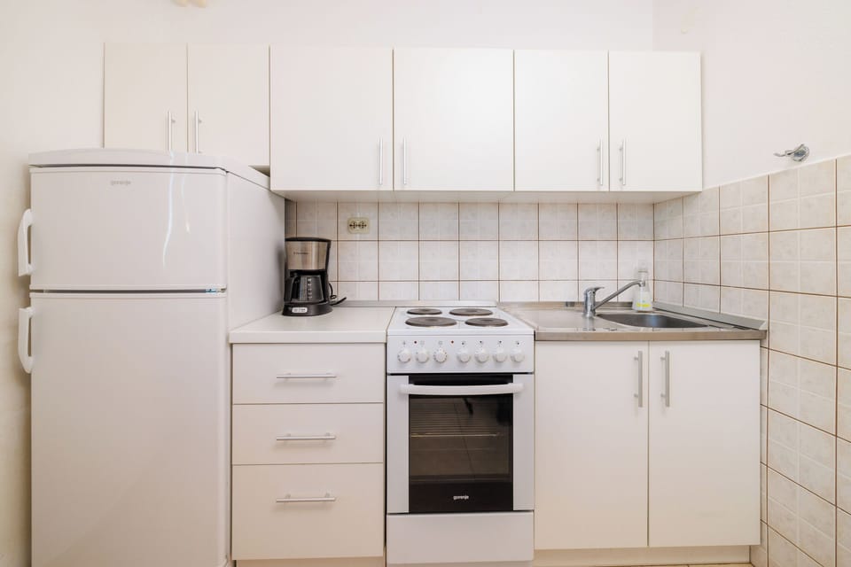 Apartment (A1) | Private kitchen | Fridge, oven, stovetop, cookware/dishes/utensils