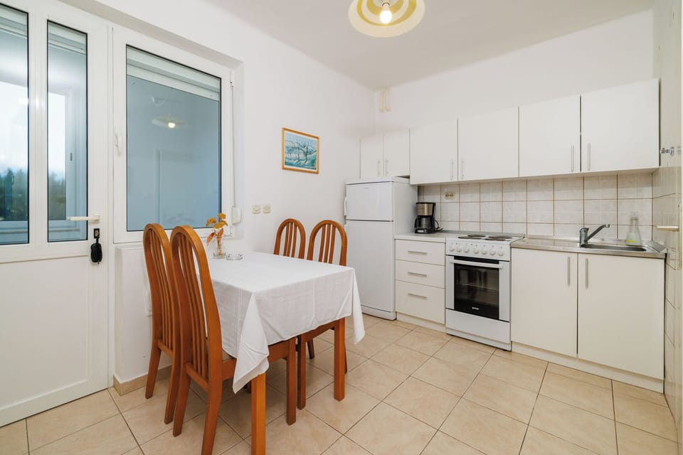 Apartment (A1) | Private kitchen | Fridge, oven, stovetop, cookware/dishes/utensils