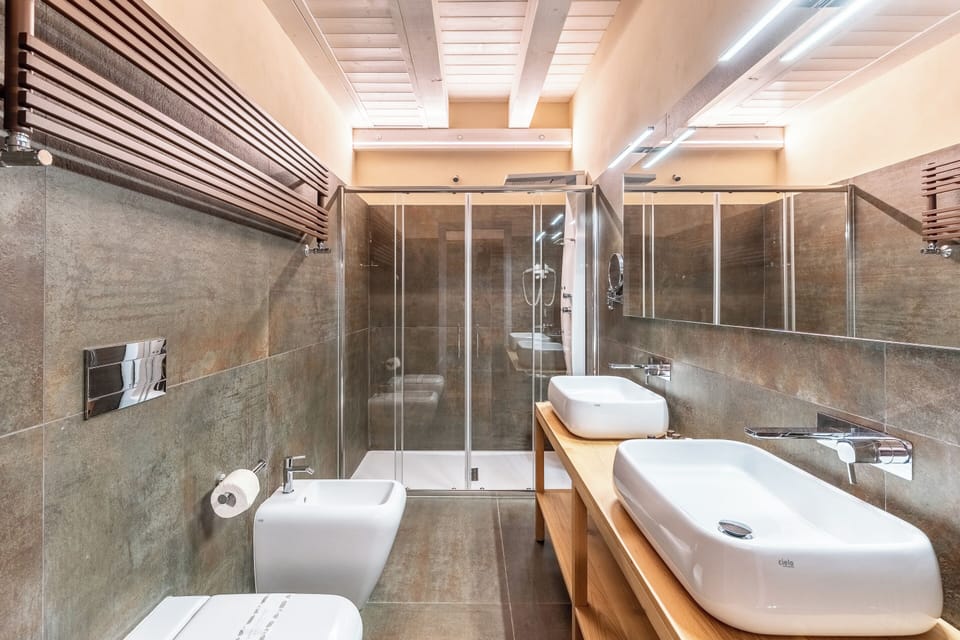 Shower, rainfall showerhead, free toiletries, hair dryer