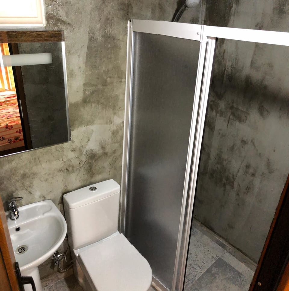 Standard Bungalow | Bathroom | Shower, towels, soap, shampoo
