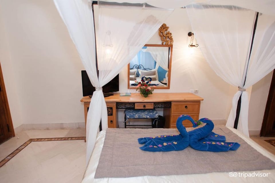 Double standard room | Bathroom | Bathtub, free toiletries, hair dryer, towels