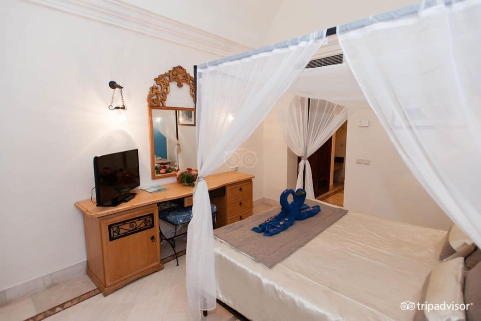 Double standard room | Minibar, in-room safe, free WiFi, bed sheets