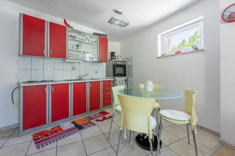 Apartment (A1) | Private kitchen | Fridge, microwave, oven, stovetop