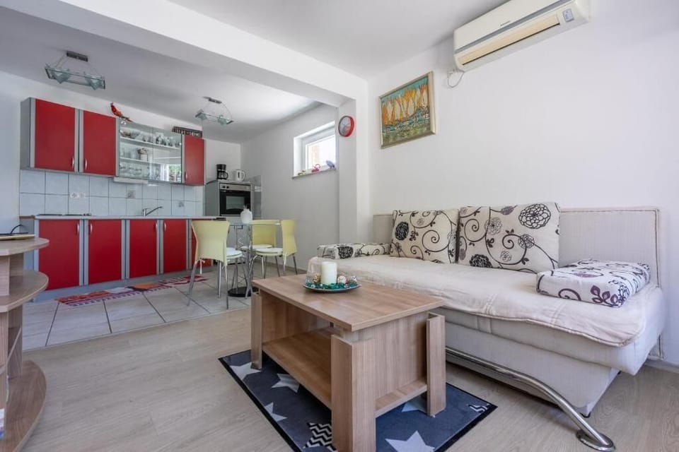 Apartment (A1) | Living room | Flat-screen TV