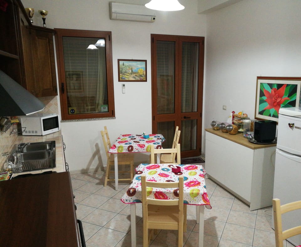 Comfort Room | Shared kitchen | Fridge, microwave, cookware/dishes/utensils