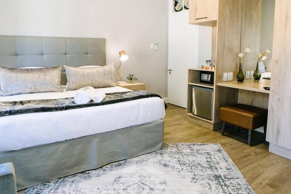 Room (Queen - Bath & Shower) | Minibar, in-room safe, desk, blackout drapes