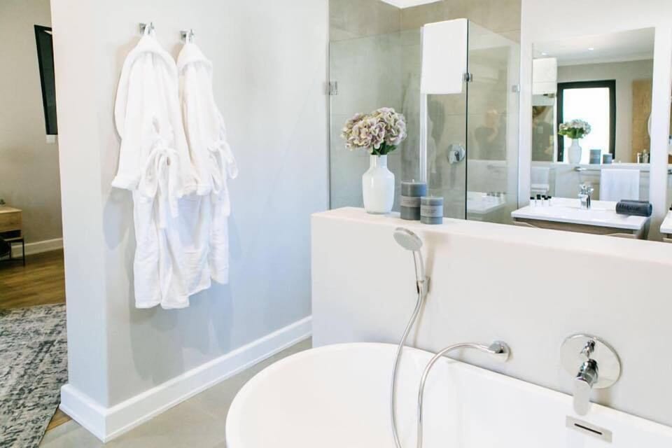 Room (King - In & Outside Doors) | Bathroom | Free toiletries, hair dryer, bathrobes, towels
