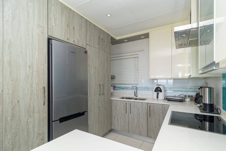 Full-size fridge, microwave, oven, stovetop