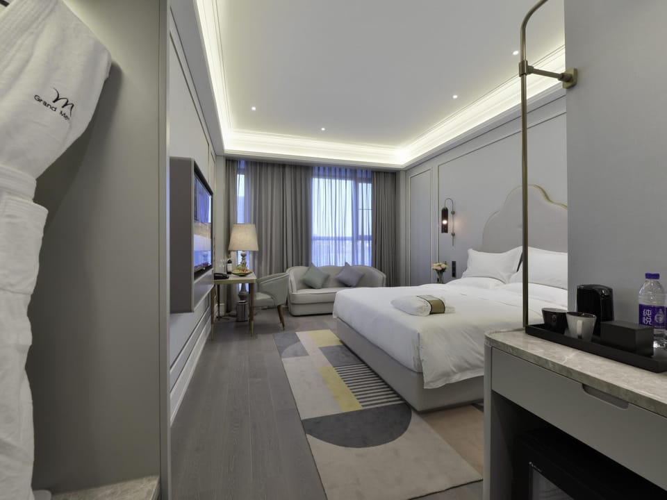 Privilege, Room, 1 King Bed | Minibar (free items), in-room safe, desk, blackout drapes