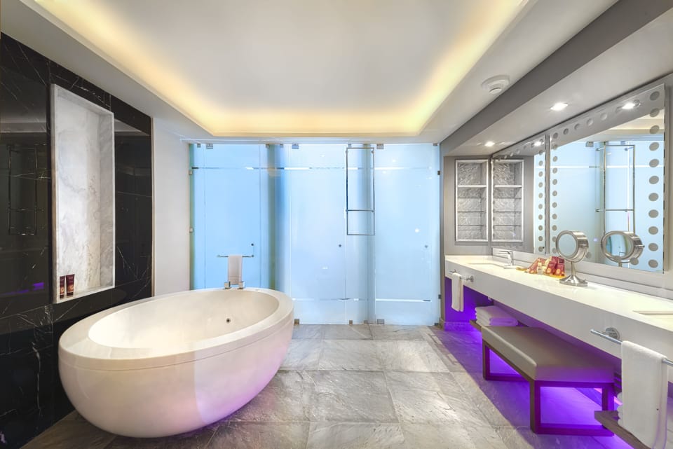Combined shower/tub, rainfall showerhead, free toiletries, towels