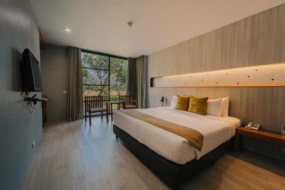 Premium bedding, minibar, in-room safe, desk