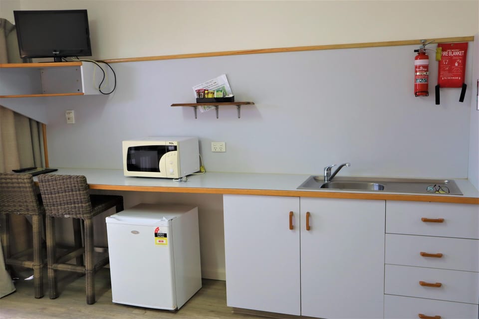 Large Motel Room | Living area | 32-inch LCD TV with digital channels