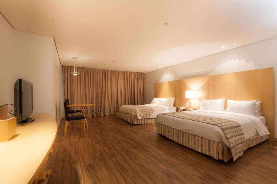 Deluxe Double Room (VIP) | Hypo-allergenic bedding, minibar, in-room safe, desk