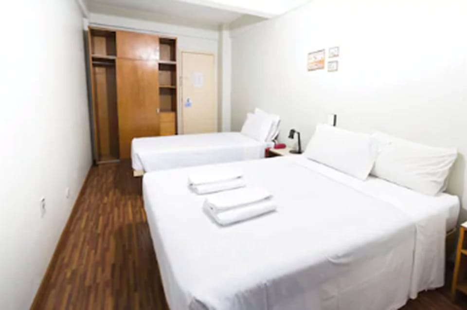 Deluxe Triple Room | Desk