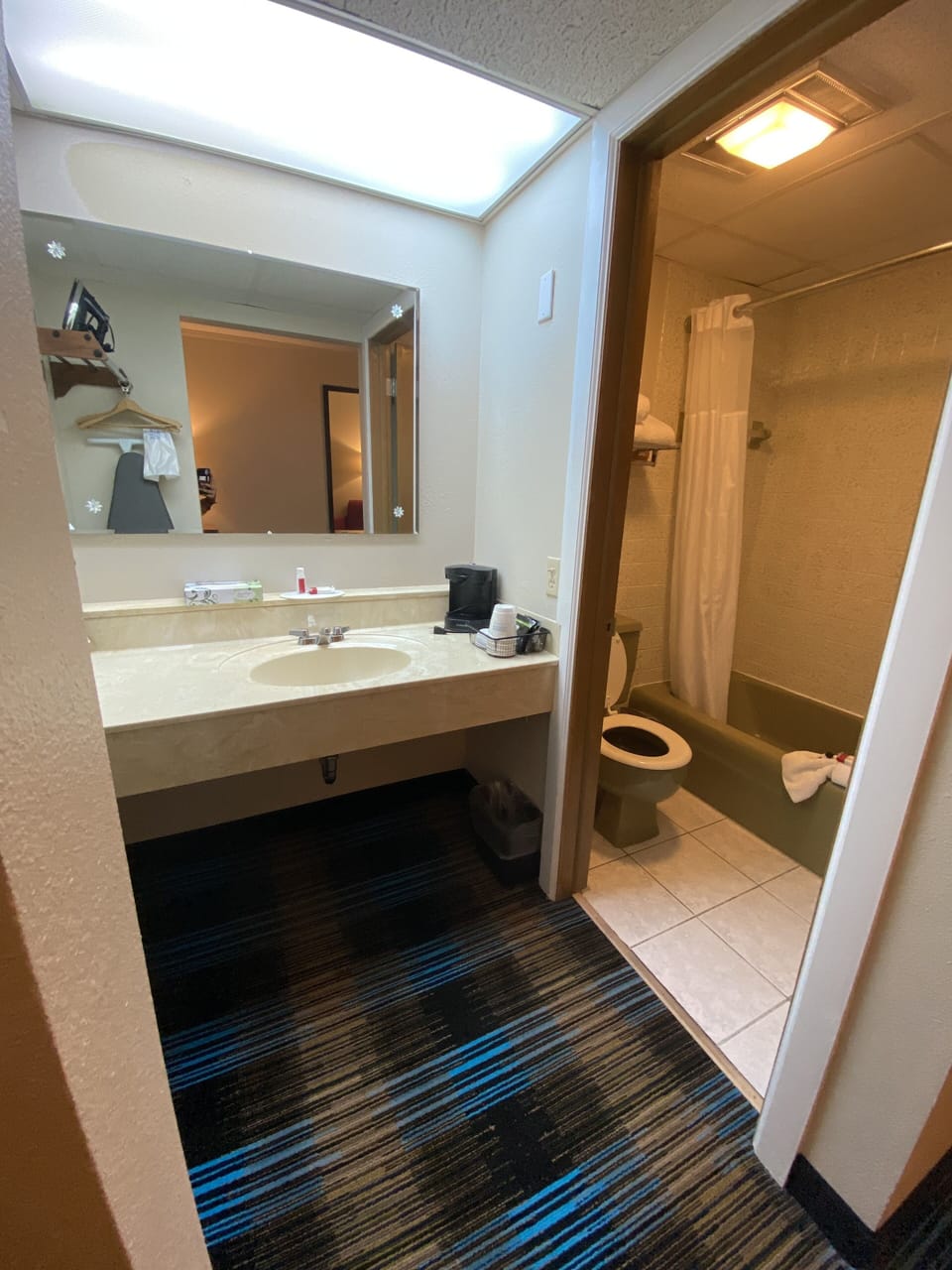 Room, 1 Queen Bed, Non Smoking, Balcony (Lakefront View) | Bathroom | Combined shower/tub, free toiletries, hair dryer, towels