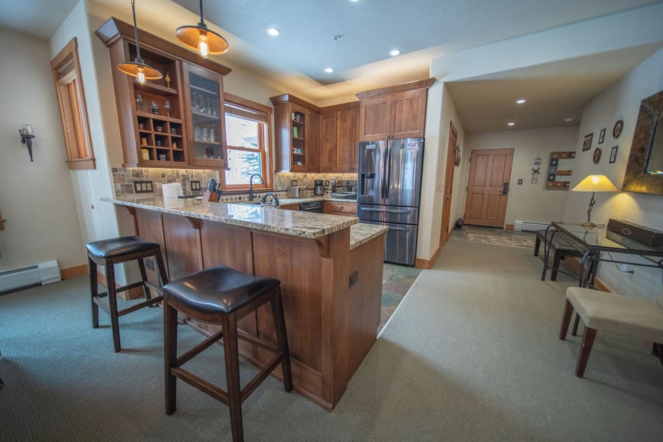 Convenient countertop bar
