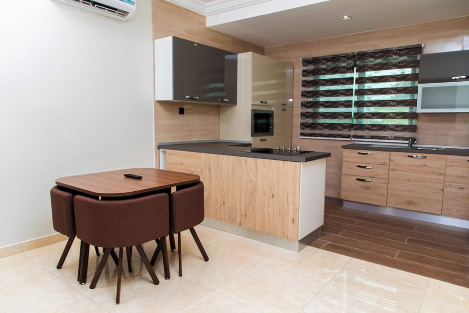 Family Suite | Living area | 40-inch plasma TV with satellite channels, TV