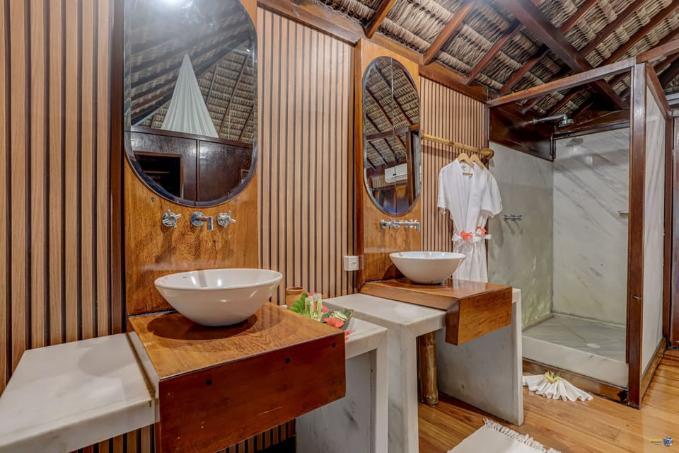 Bungalow, Ocean View (Master) | Bathroom | Hair dryer, towels