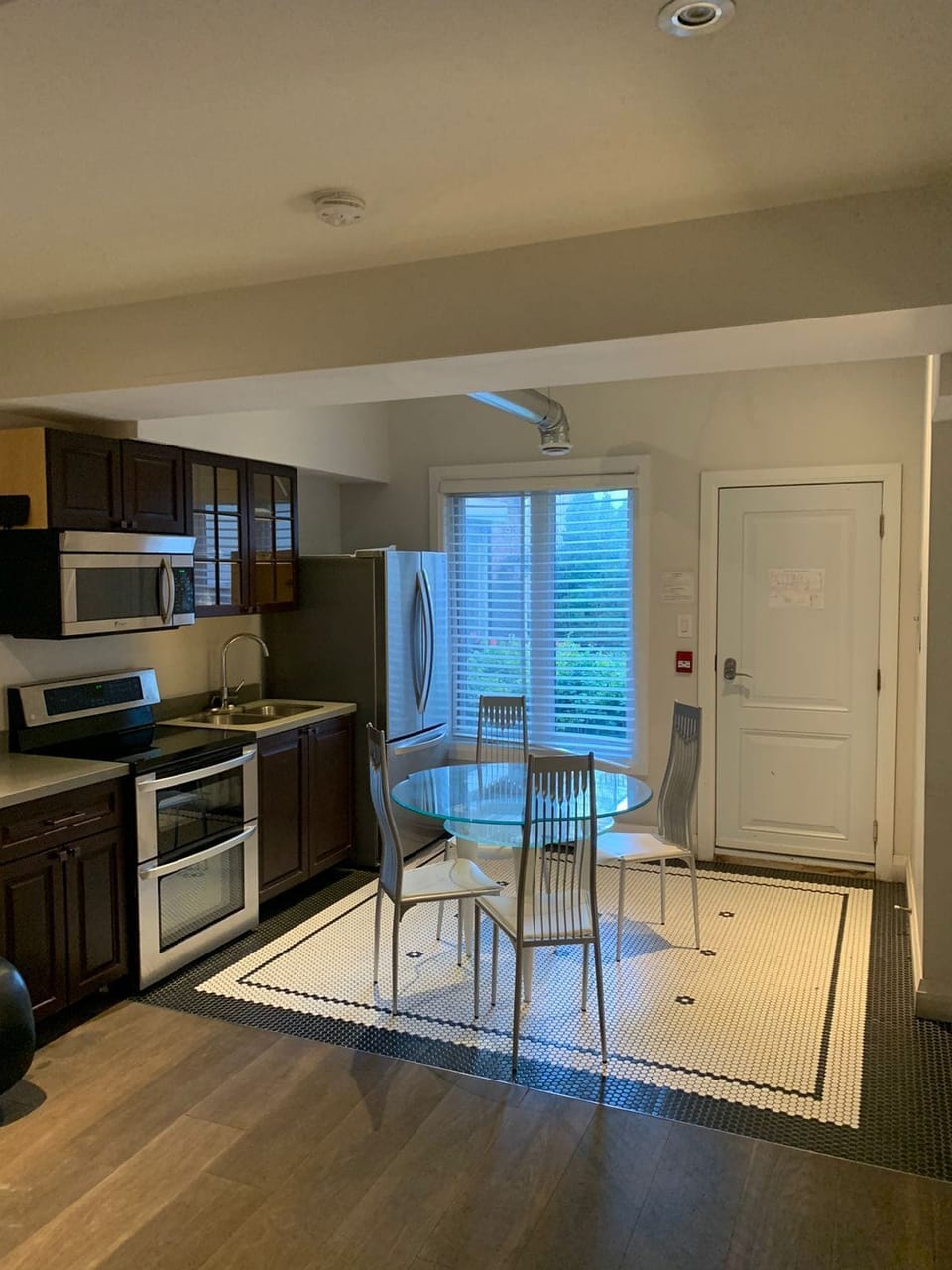 Family Studio Suite | Private kitchen | Mini-fridge, microwave