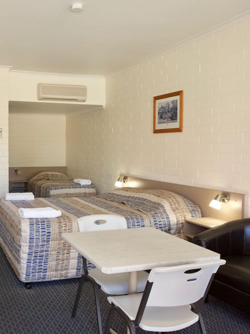 Twin Room | Desk, soundproofing, WiFi (free), bed sheets