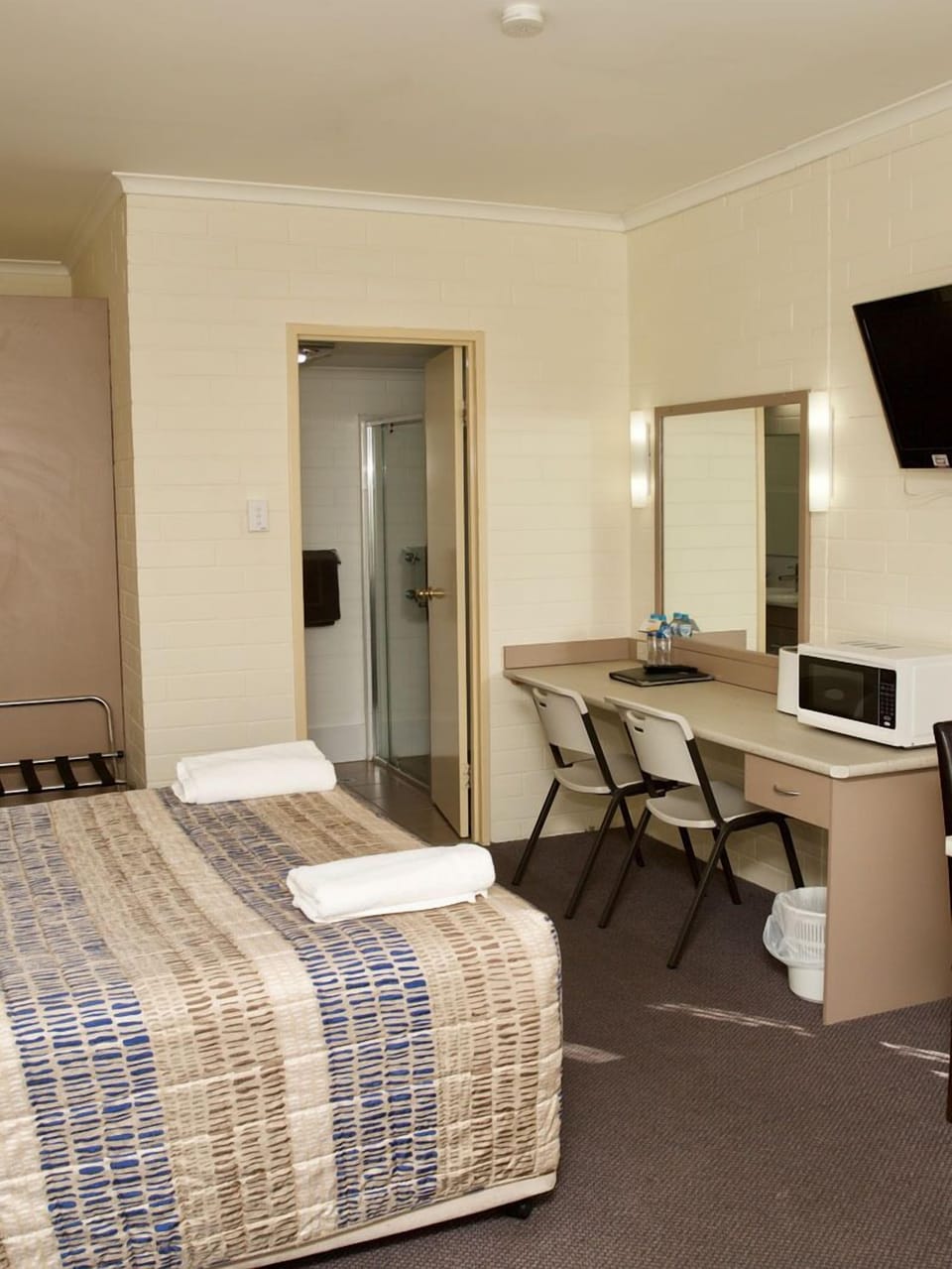 Family Room | Desk, soundproofing, WiFi (free), bed sheets
