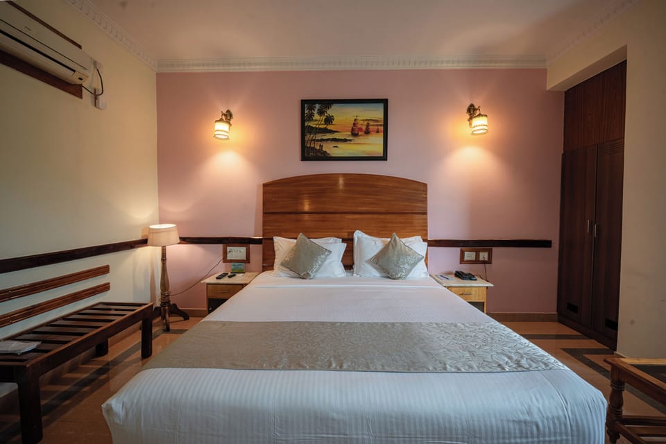 Deluxe Double Room | Minibar, individually decorated, individually furnished, desk