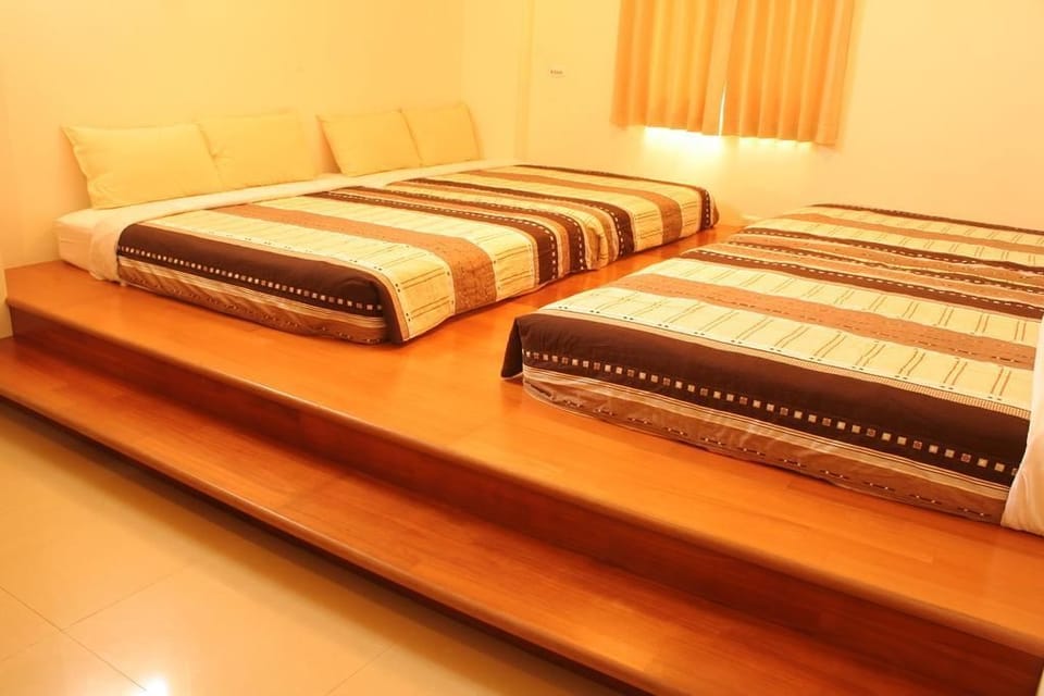 Family Room | Desk, blackout drapes, free WiFi, bed sheets