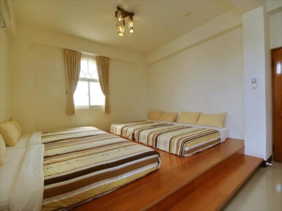 Family Room | Desk, blackout drapes, free WiFi, bed sheets