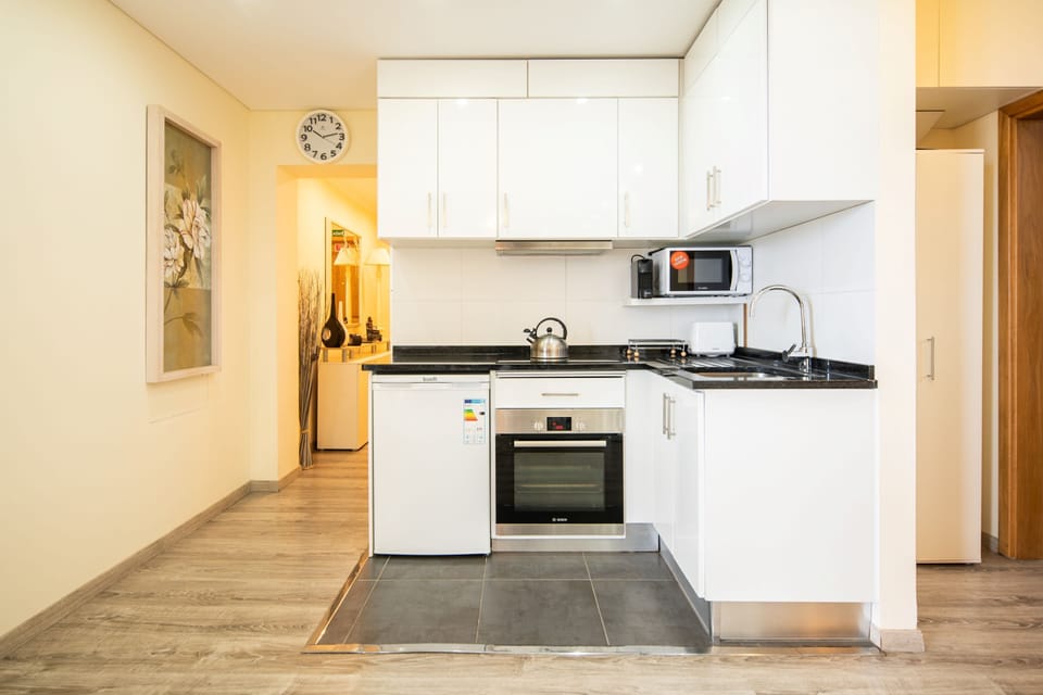 Apartment, 1 Bedroom, Balcony, Sea View | Private kitchen | Fridge, microwave, oven, stovetop