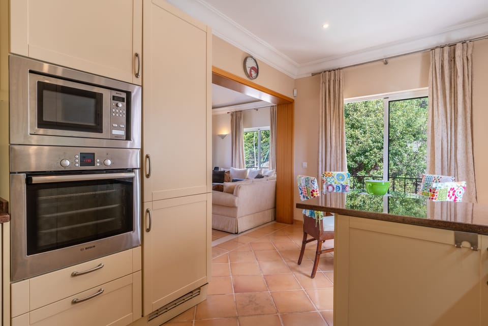 Full-size fridge, microwave, oven, stovetop