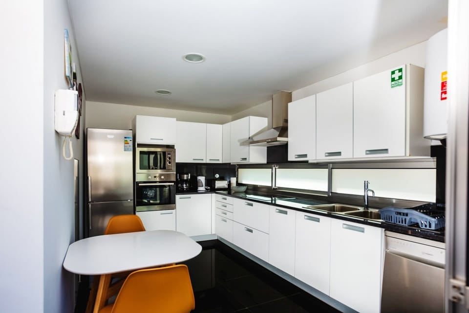 Full-size fridge, microwave, oven, stovetop