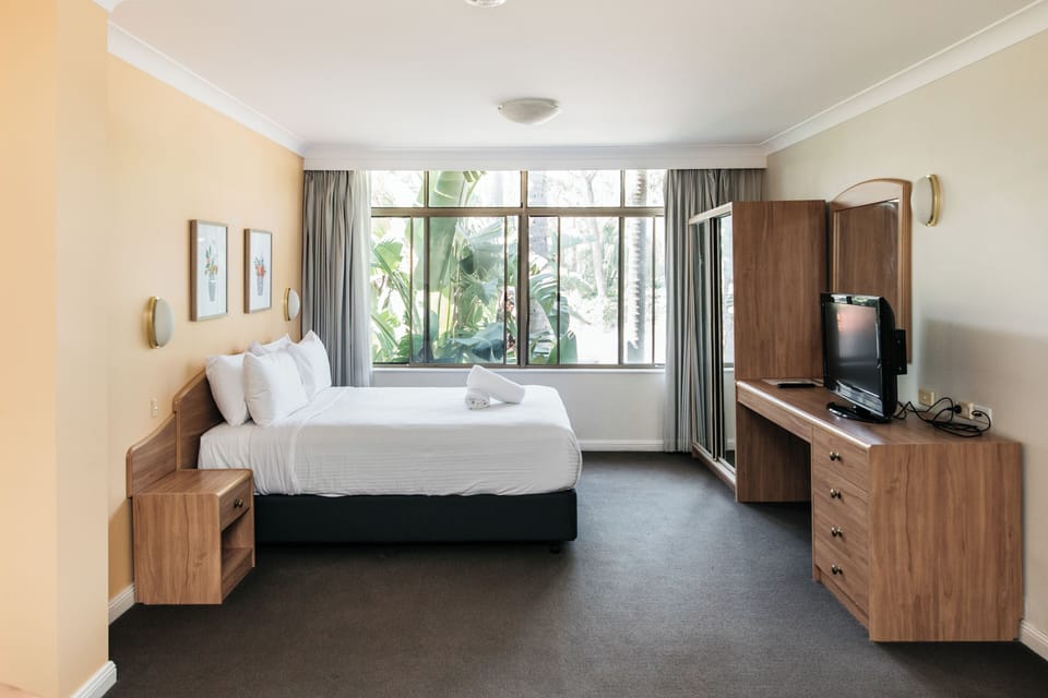 Suite | Desk, iron/ironing board, free WiFi, bed sheets